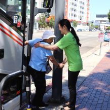 keiro staff assisting older adults off the van
