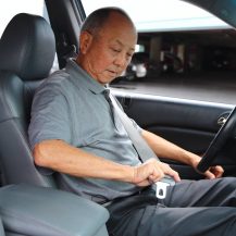 driver buckling the seatbelt