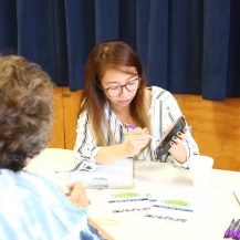 marielle teaching older adults how to use smartphone