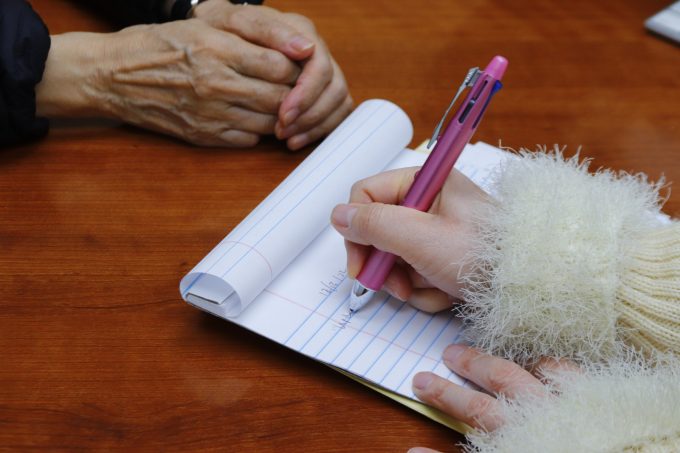 hand taking notes
