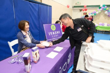 Keiro staff handing out bento do Iyashi Care vendor