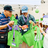 M PALMA PHOTO 2025 three attendees looking at green gift bags