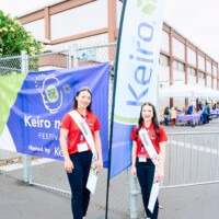 M PALMA PHOTO 2025 two nisei week court members in front of Keiro flag