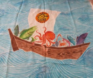 “Tairyobata” (Celebrative Flag symbolizing the Successful Fishing Trip/Big Catch) Yuzen Zome (大漁旗 (たいりょうばた)
友禅染 ) - Setsuko Hayashi (85) “Tairyobata” Yuzen Zome